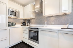 Kühlschrank, Mikrowelle, Ofen, Herdplatte
