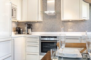 Kühlschrank, Mikrowelle, Ofen, Herdplatte