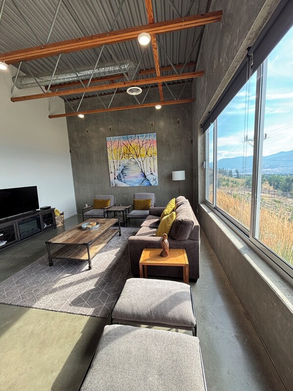 Smart TV y chimenea 
