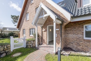 Unclassified image, 5 of 22, button