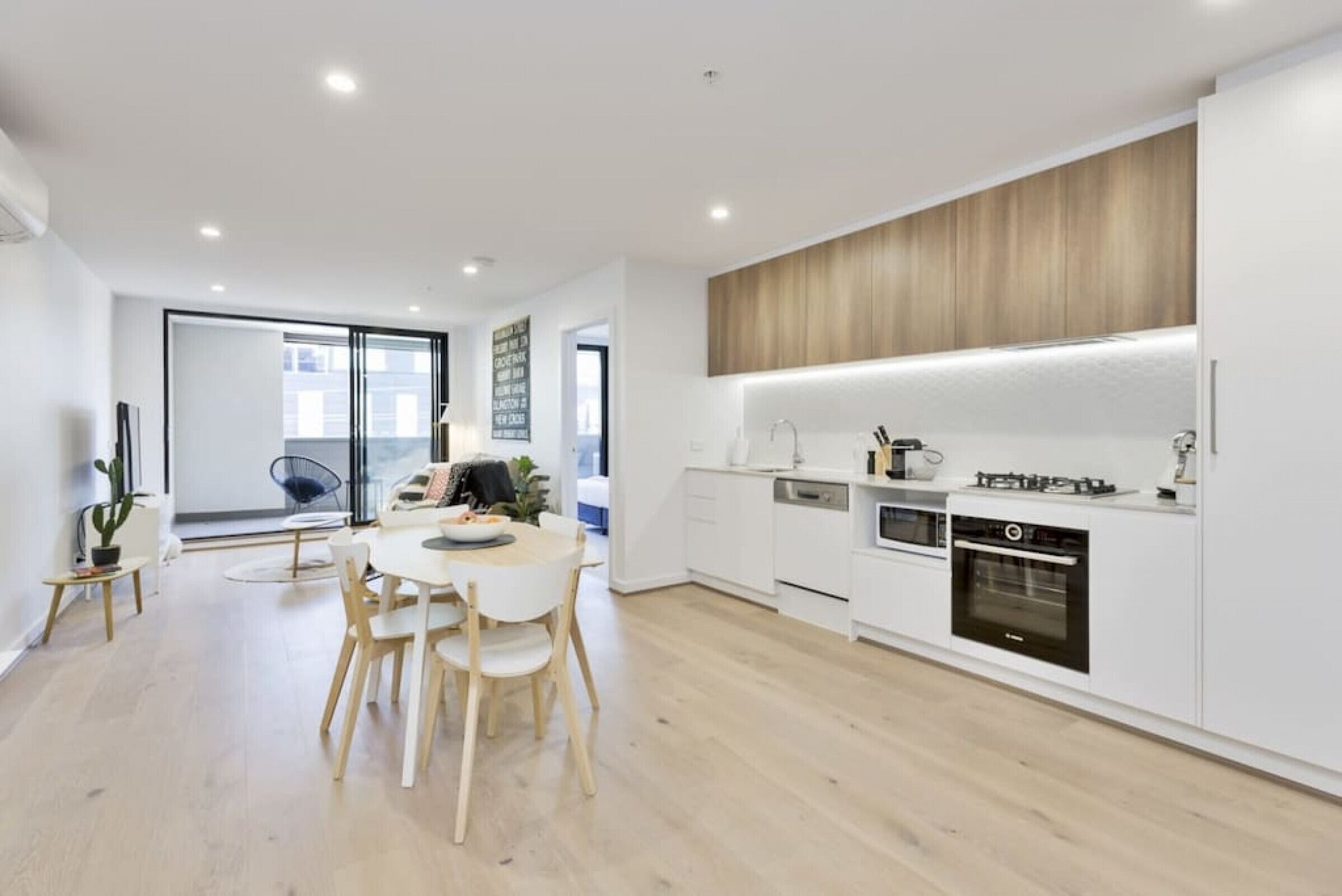 Fabulous location near Flemington race track. WFH in comfort. Wifi and wine.