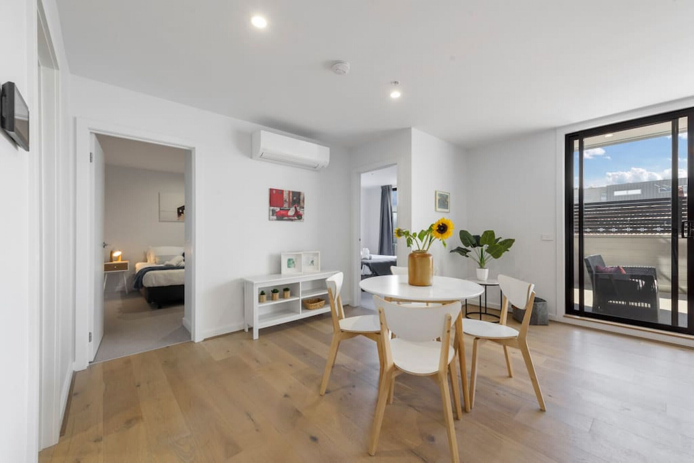 Walk to Moonee Valley, Free wifi, parking & wine!