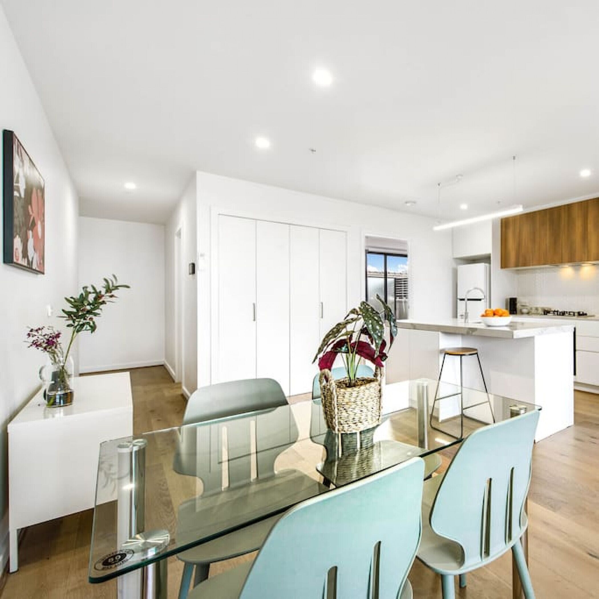 Walk to Moonee Valley 2br, Free wifi, wine