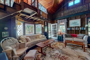 Fernseher, Kamin, DVD-Player, Bücher