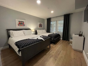 3 habitaciones, escritorio, tabla de planchar con plancha y wifi