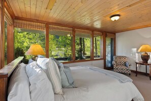 5 bedrooms, desk, iron/ironing board, WiFi