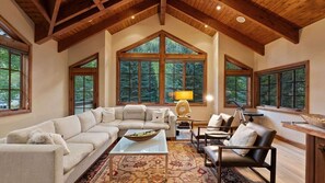 Smart TV, fireplace, offices - Luxe Vail Golf Estate with Hot Tub (Vail)