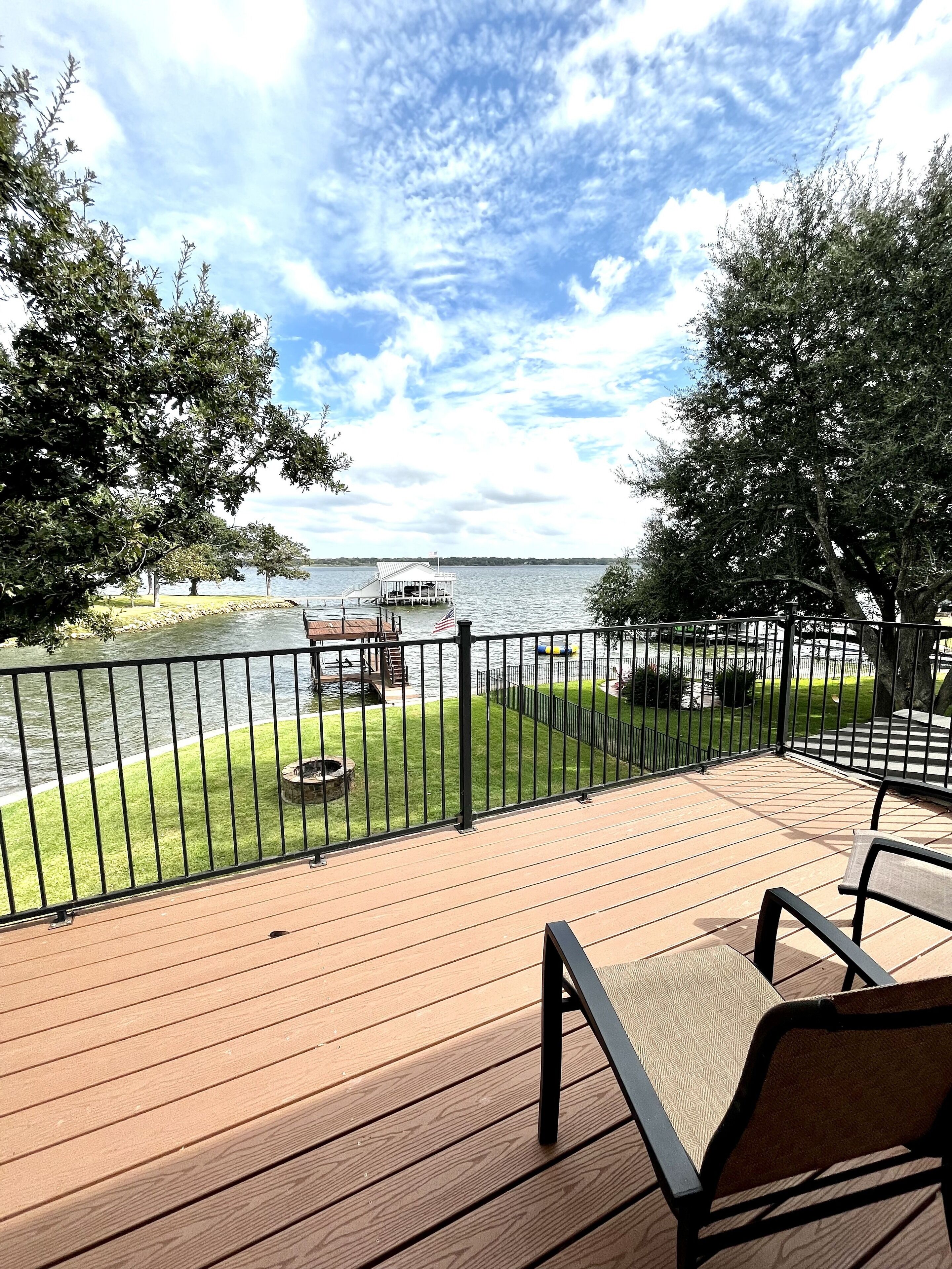 Waterfront Dock + Newly Remodeled + Fire Pit/Patio
