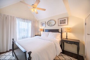 3 chambres, bureau, fer et planche à repasser, lit parapluie