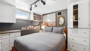 3 bedrooms, desk, iron/ironing board, travel crib