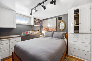 3 bedrooms, desk, iron/ironing board, travel crib
