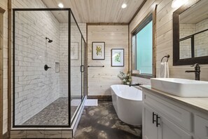 Bathtub, hair dryer, towels, soap - Unwind, Play, and Make Memories — Your Perfect Getaway Awaits! Beautiful creek! (Hochatown)