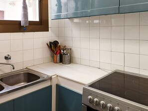 Microondas, horno, tostadora y comedor 