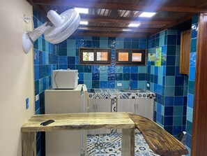 Refrigerador, microondas, parrilla de estufa y cafetera y tetera