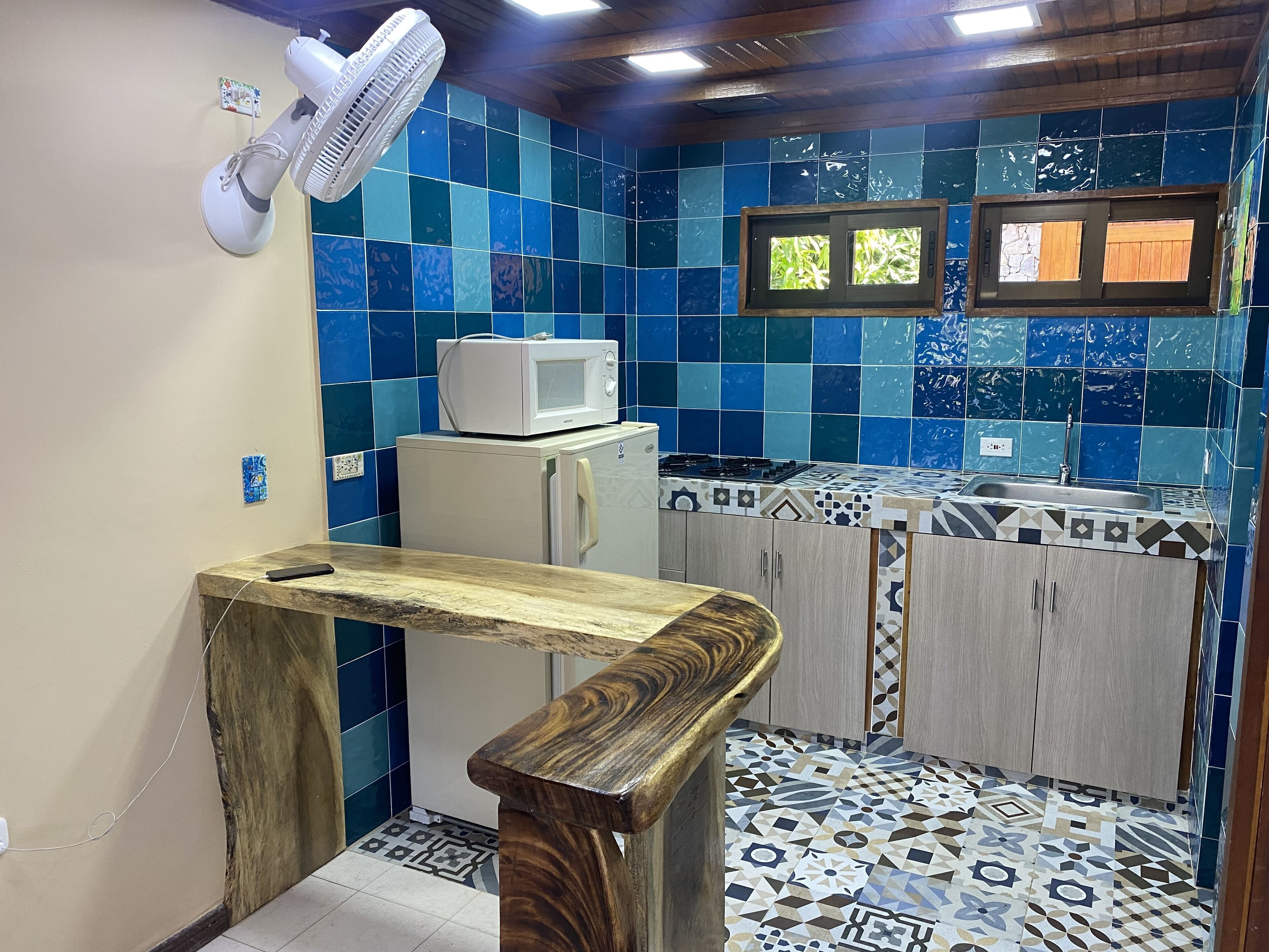 Refrigerador, microondas, placa de cocina, cafetera/tetera