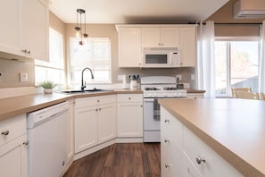 Een koelkast, een microgolfoven, een oven, een kookplaat