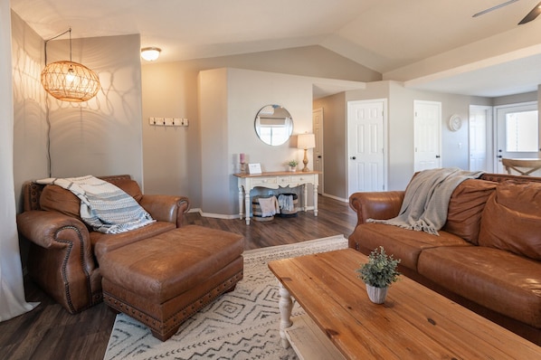 Smart-tv, een open haard, een tafeltennistafel en boeken