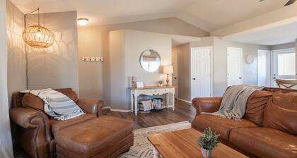 King Bed - Pet Friendly - EV Charger - Emersen’s Place