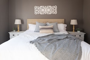 3 slaapkamers, een bureau, een strijkplank/strijkijzer, reisbedje