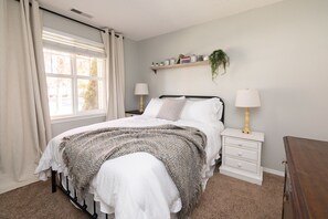 3 habitaciones, escritorio y tabla de planchar con plancha 