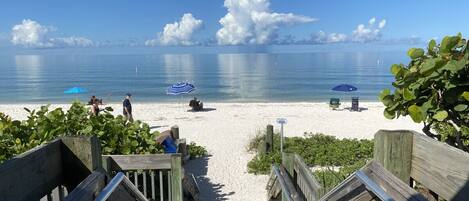 In Strandnähe, Liegestühle, Strandtücher