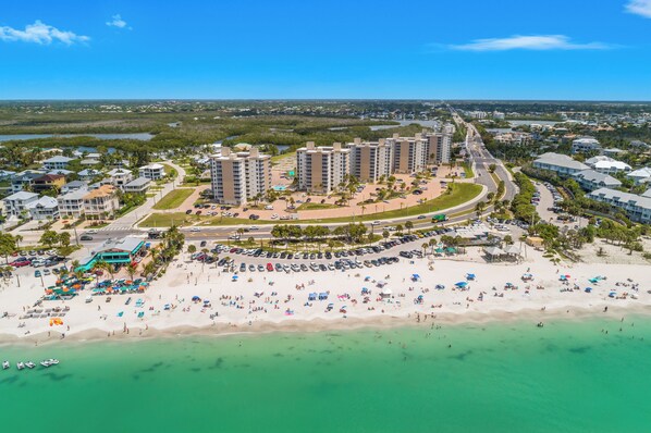 Plage à proximité, chaise longue, serviettes de plage