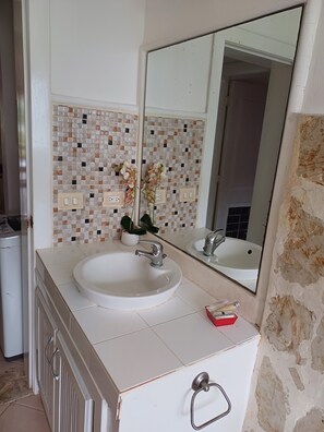 Dusj, håndklær og toalettpapir