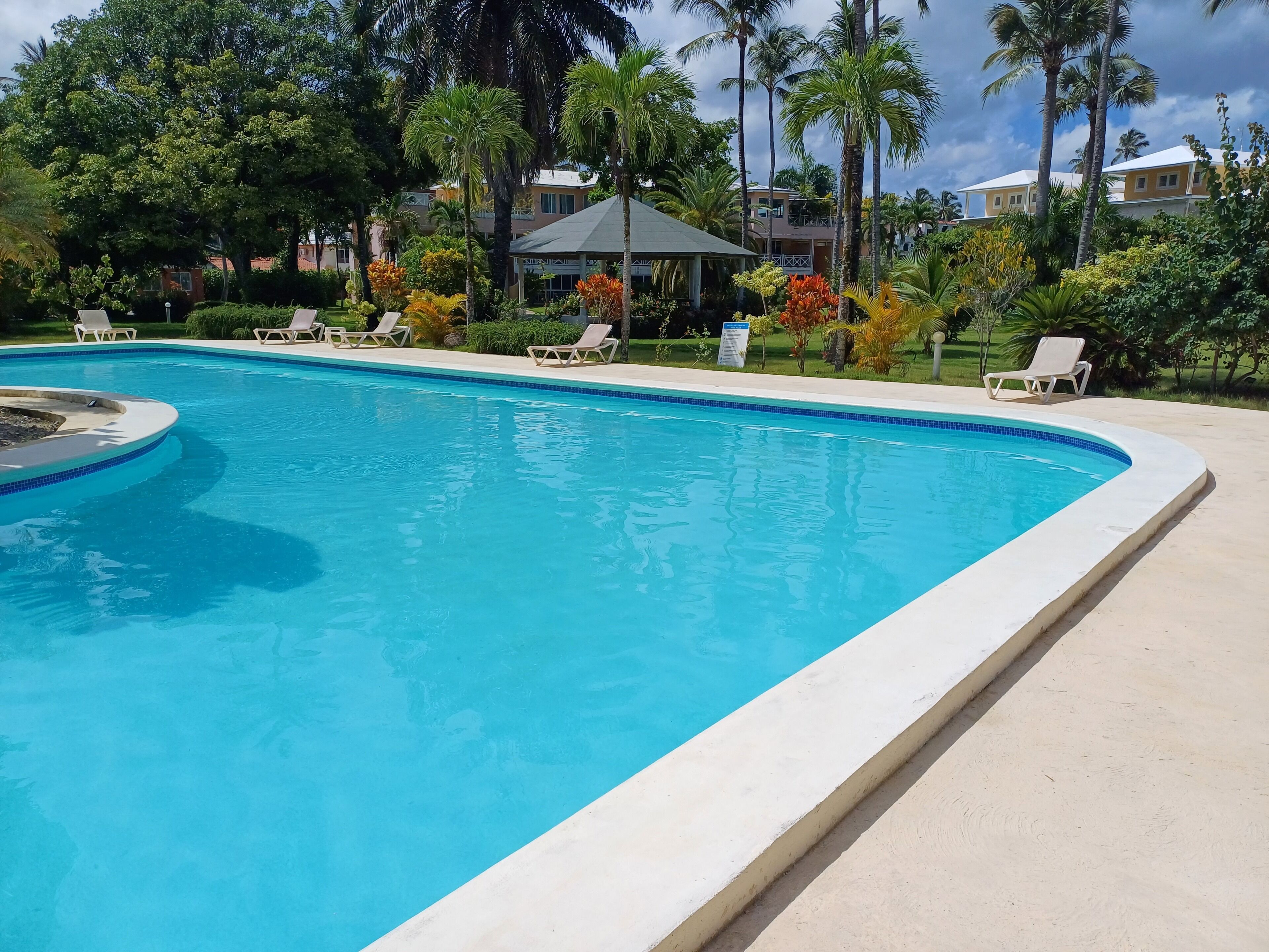 Una piscina al aire libre