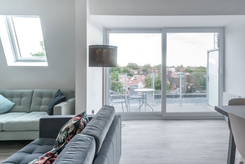 Newly Refurbished 2 bed with Fantastic View
