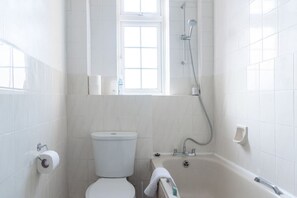 Combined shower/tub, hair dryer - Bright and Comfortable 1 bedroom near Marble Arch (London)