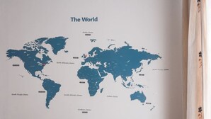Um mapa-múndi com oceanos e continentes identificados.