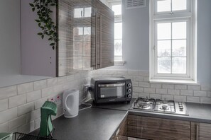 冷蔵庫、電子レンジ、オーブン、コンロ