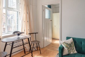 TV, books - Bright and Comfortable 1 bedroom near Marble Arch (London)