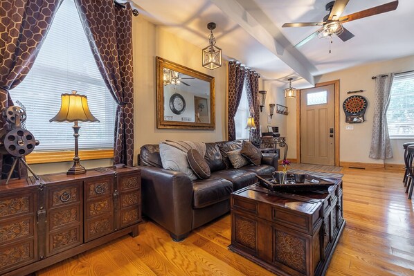 Smart-TV, Kamin, Bücher