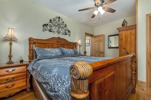 2 bedrooms, in-room safe, iron/ironing board, travel cot - Amazing! 2 Bed Townhouse in the HEART of Dbq! (Dubuque)