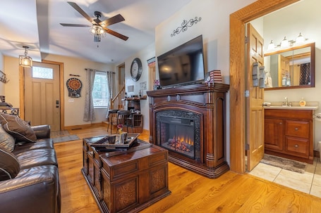 Smart TV, fireplace, books. Amazing! 2 Bed Townhouse in the HEART of Dbq!