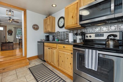 Amazing! 2 Bed Townhouse in the HEART of Dbq!