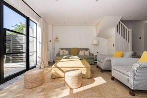 Smart TV - Battersea Set – 3 Bedroom Home with Garden (London)