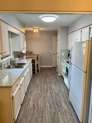 Mikroaaltouuni, kahvin-/teenkeitin, leivänpaahdin