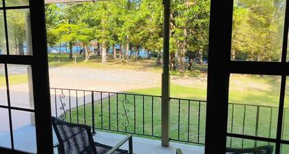 Steps to the water at Bull Shoals Lake!