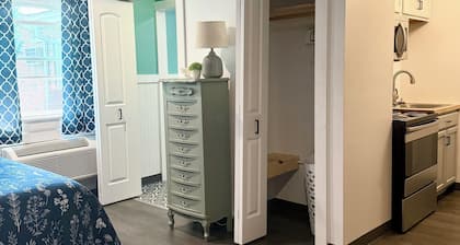 Adorable studio unit with full kitchen