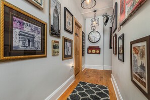 Interior - Majestic & Relaxing Home w/ 3 Beds Pool Table Bar! Sleeps 8 (Dubuque)