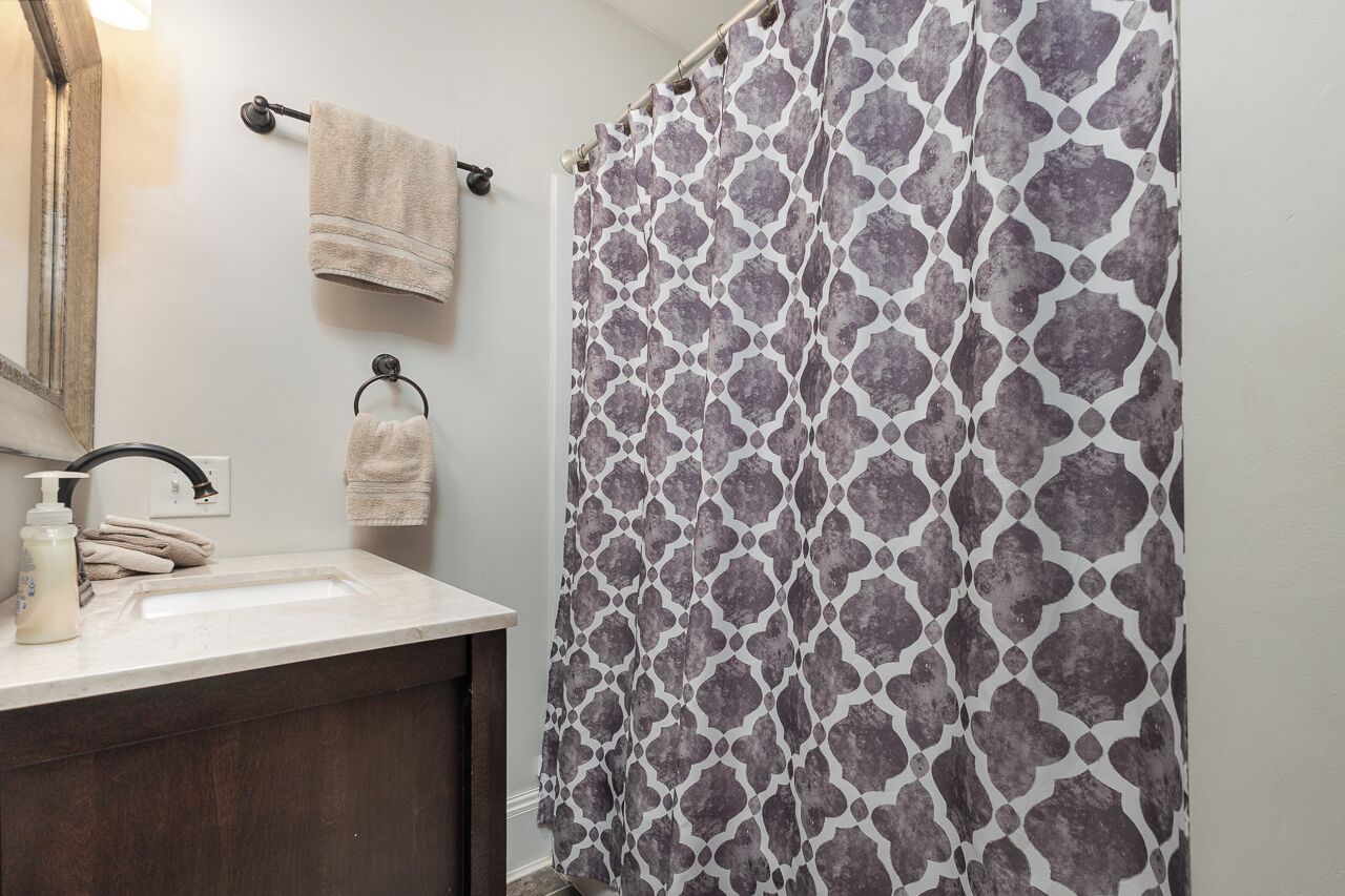 Kombination af bruser/badekar, hårtørrer, håndklæder, Sæbe