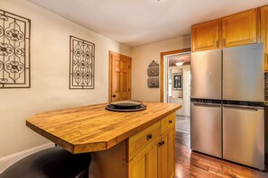 Interior - Majestic & Relaxing Home w/ 3 Beds Pool Table Bar! Sleeps 8 (Dubuque)