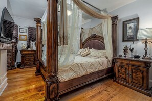 2 bedrooms, in-room safe, iron/ironing board, WiFi - Majestic & Relaxing Home w/ 3 Beds Pool Table Bar! Sleeps 8 (Dubuque)