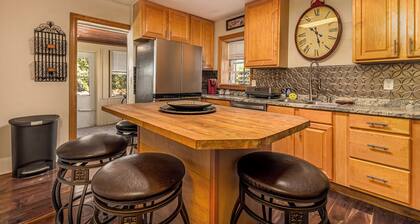 Majestic & Relaxing Home w/ 3 Beds Pool Table Bar! Sleeps 8
