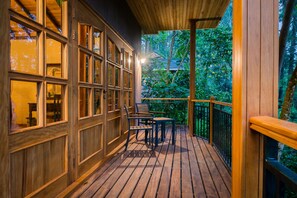 Deluxe Double Room | Balcony - Chimpundu Lodge (Fort Portal)