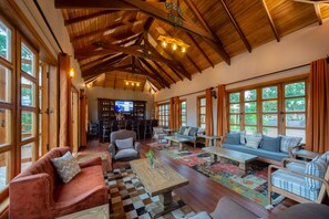 Bar (on property) - Chimpundu Lodge (Fort Portal)