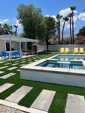 Alberca al aire libre y alberca climatizada