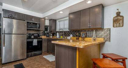 Large & Private w/King Bed Great Location